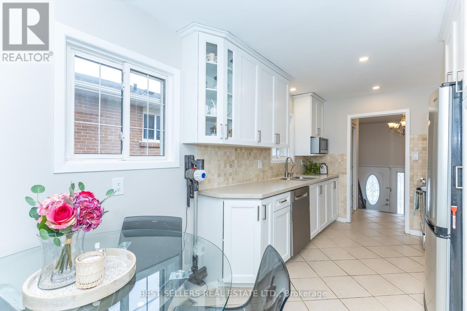 2554 Palisander Avenue, Mississauga, Ontario  L5B 2L2 - Photo 5 - W13210598