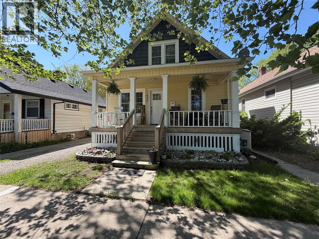217 Kathleen Avenue, Sarnia, Ontario  N7T 1E1 - Photo 1 - 26012420