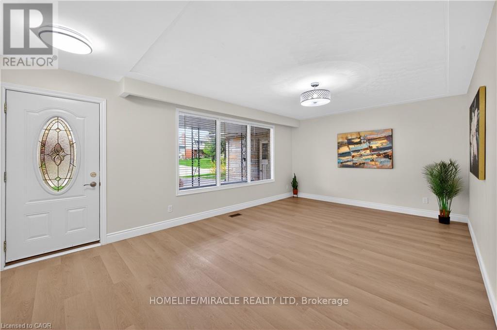 217 Pinegrove Crescent, Waterloo, Ontario  N2L 4V2 - Photo 7 - X13210658