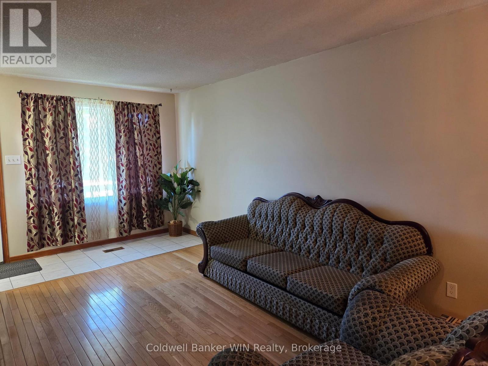 Secondary picture of 120 MELISSA CRESCENT