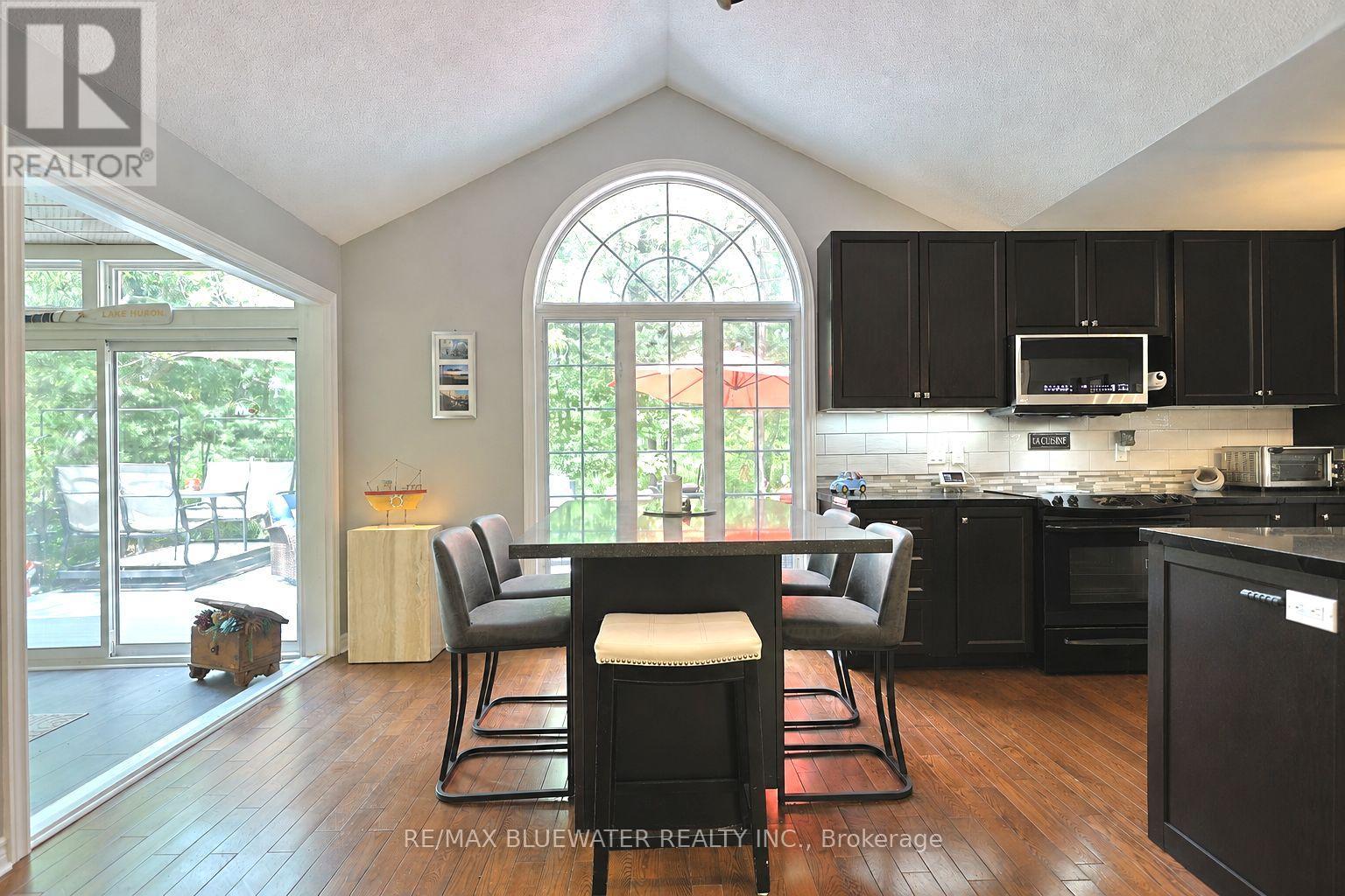 10419 Pinetree Drive, Lambton Shores, Ontario  N0M 1T0 - Photo 2 - X13202308
