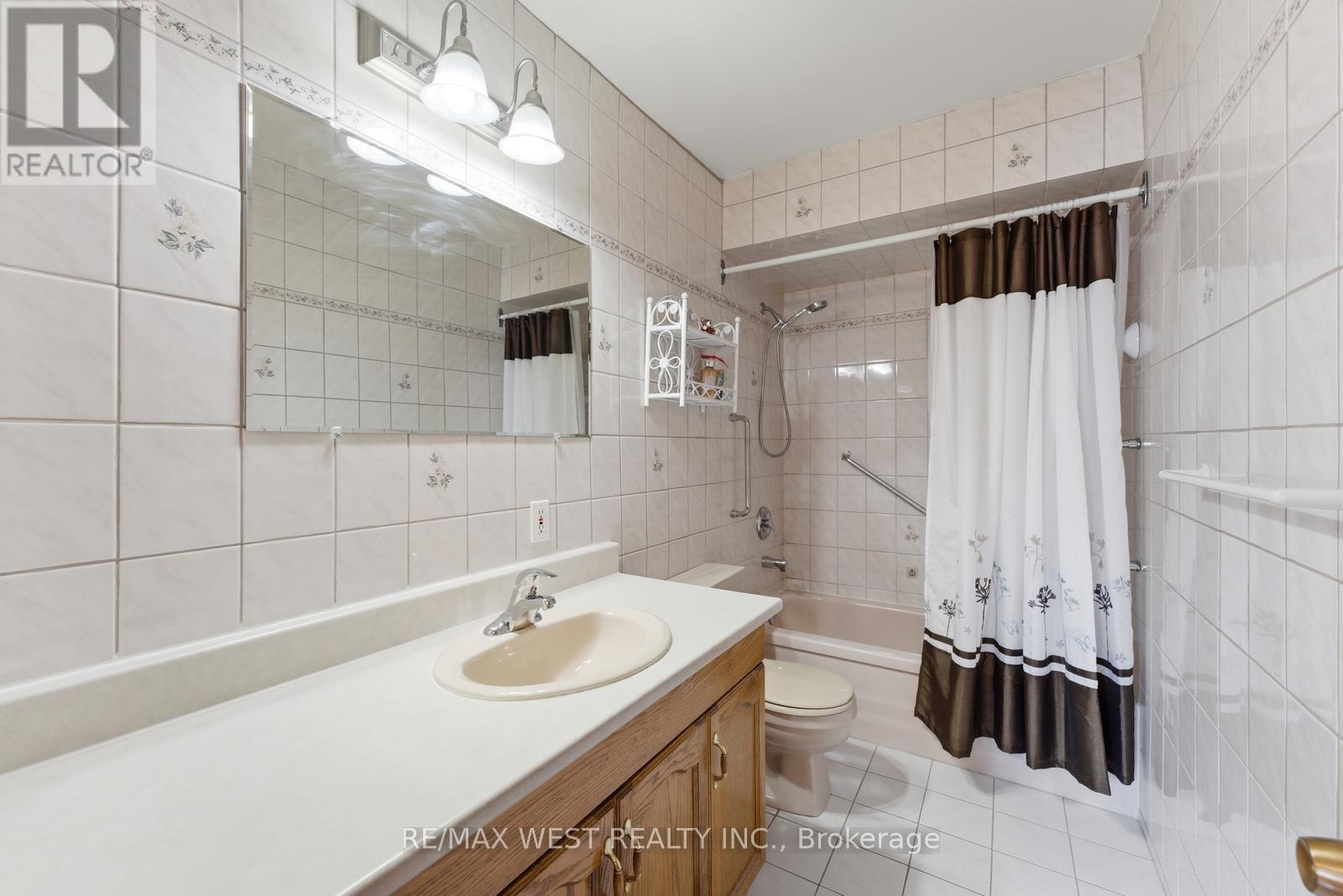 7066 Magic Court, Mississauga, Ontario  L4T 3A1 - Photo 20 - W13210434