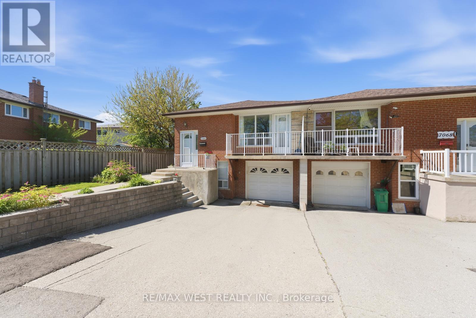 7066 Magic Court, Mississauga, Ontario  L4T 3A1 - Photo 2 - W13210434