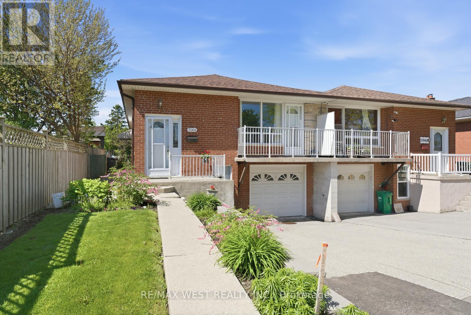 7066 Magic Court, Mississauga, Ontario  L4T 3A1 - Photo 3 - W13210434