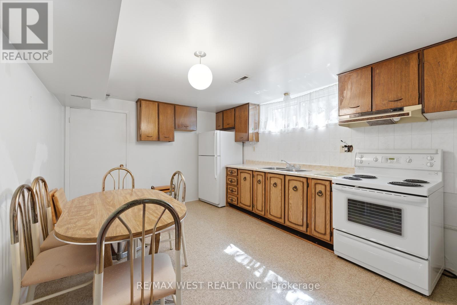 7066 Magic Court, Mississauga, Ontario  L4T 3A1 - Photo 23 - W13210434