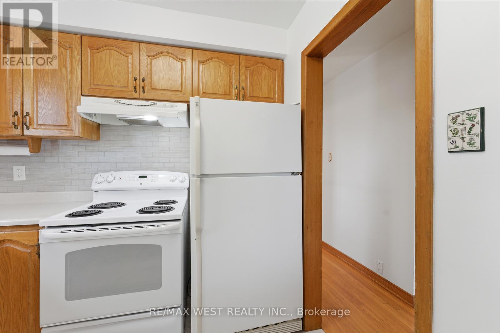 7066 Magic Court, Mississauga, Ontario  L4T 3A1 - Photo 12 - W13210434