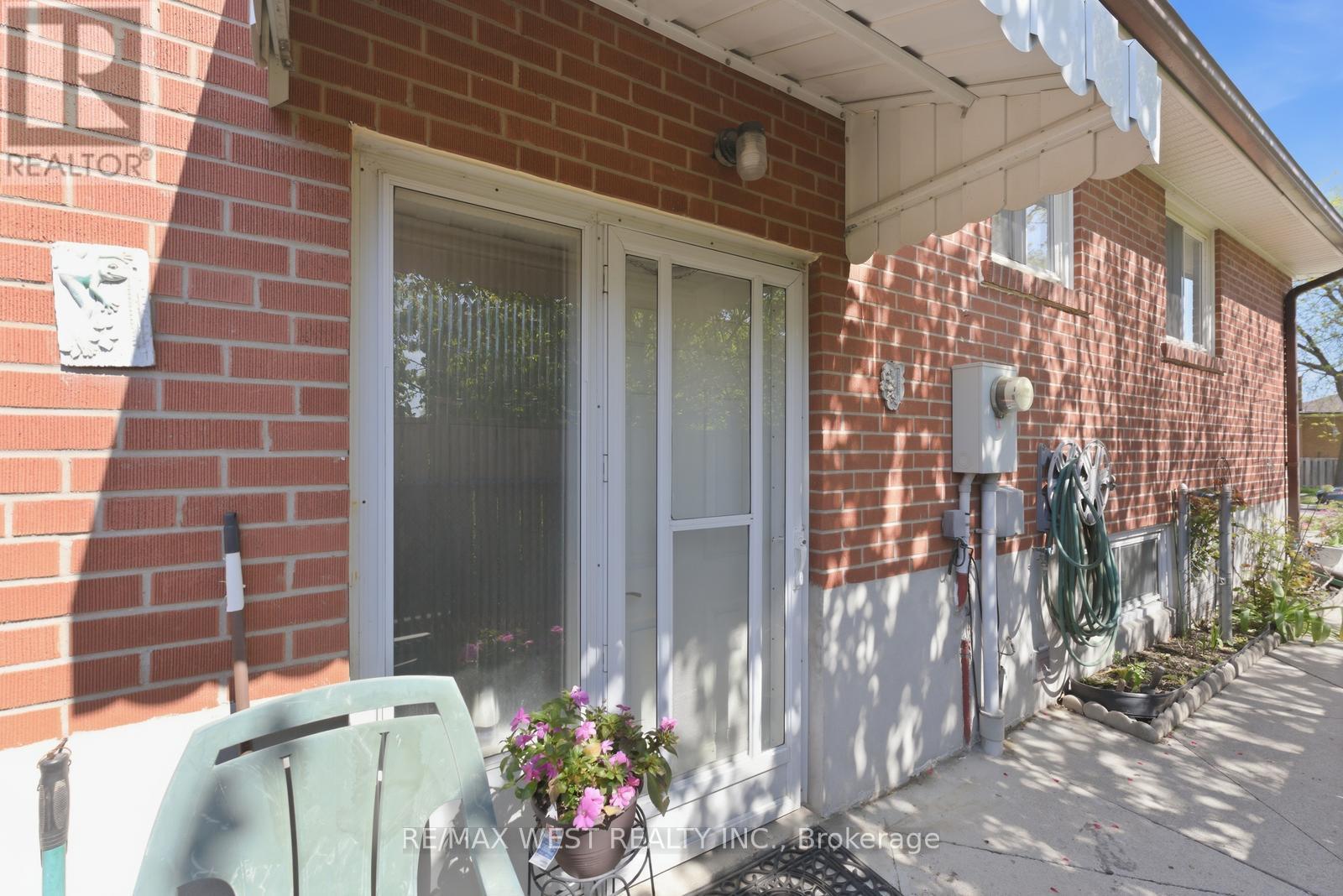 7066 Magic Court, Mississauga, Ontario  L4T 3A1 - Photo 33 - W13210434