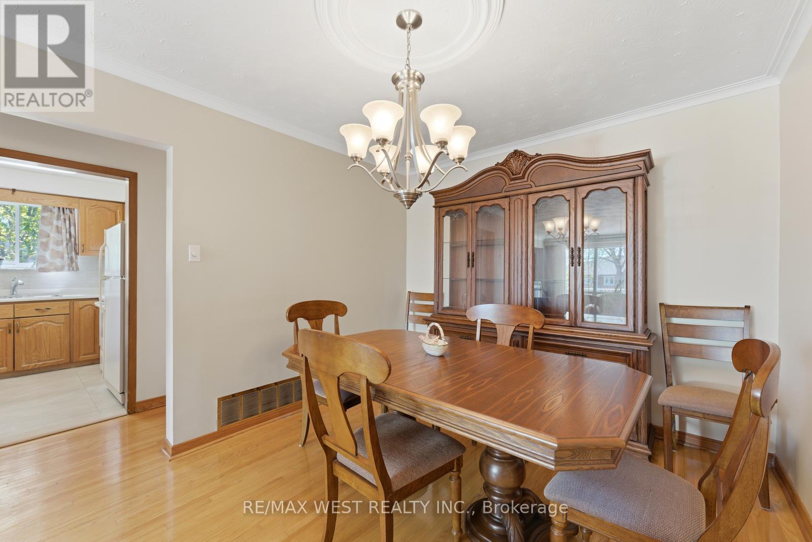 7066 Magic Court, Mississauga, Ontario  L4T 3A1 - Photo 7 - W13210434