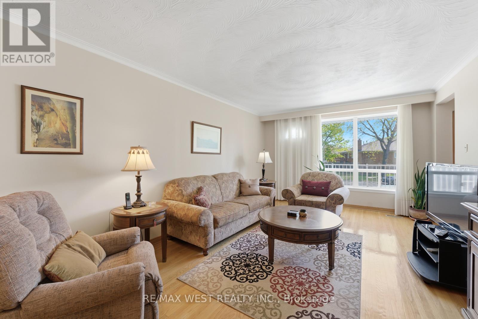 7066 Magic Court, Mississauga, Ontario  L4T 3A1 - Photo 6 - W13210434