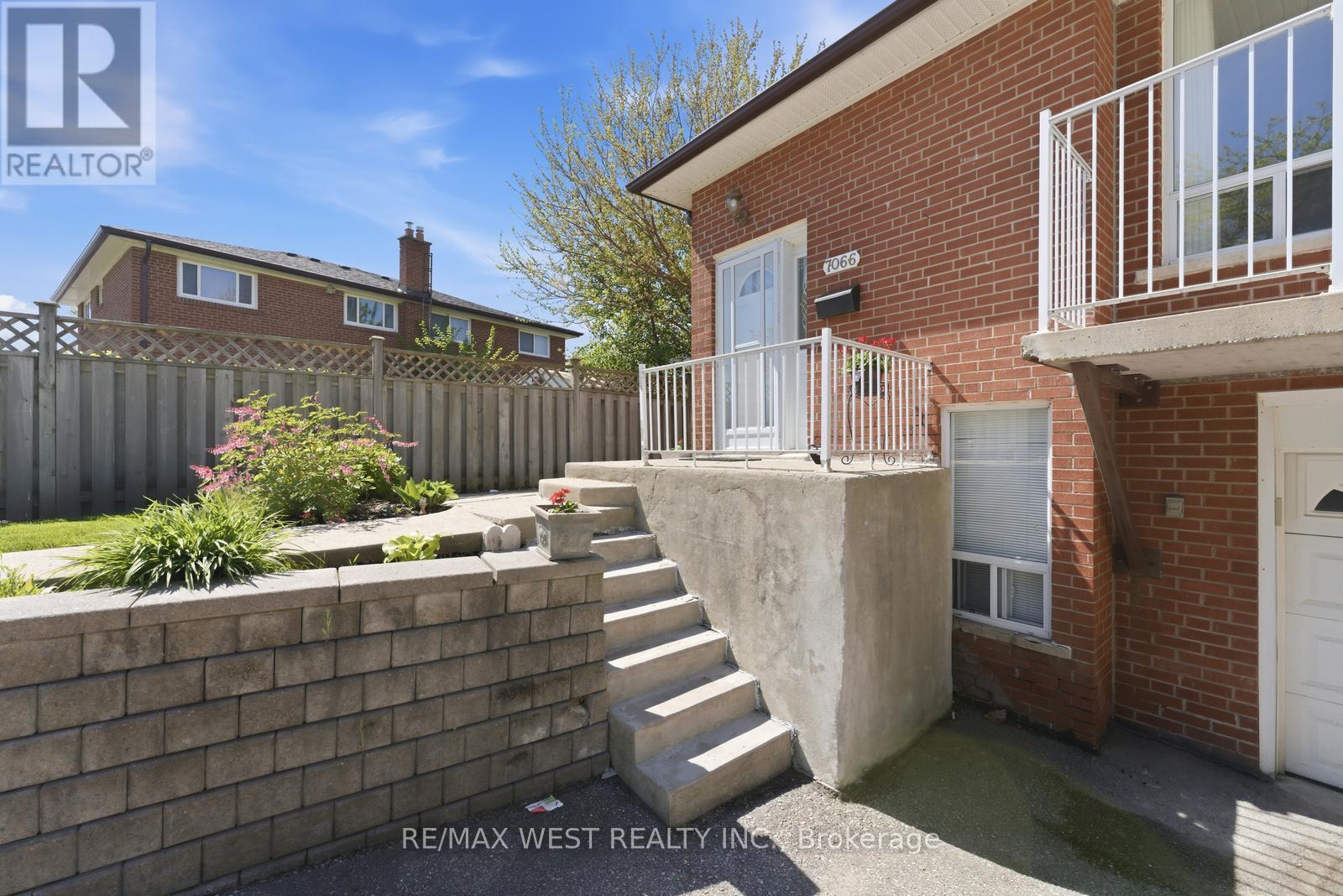 7066 Magic Court, Mississauga, Ontario  L4T 3A1 - Photo 4 - W13210434