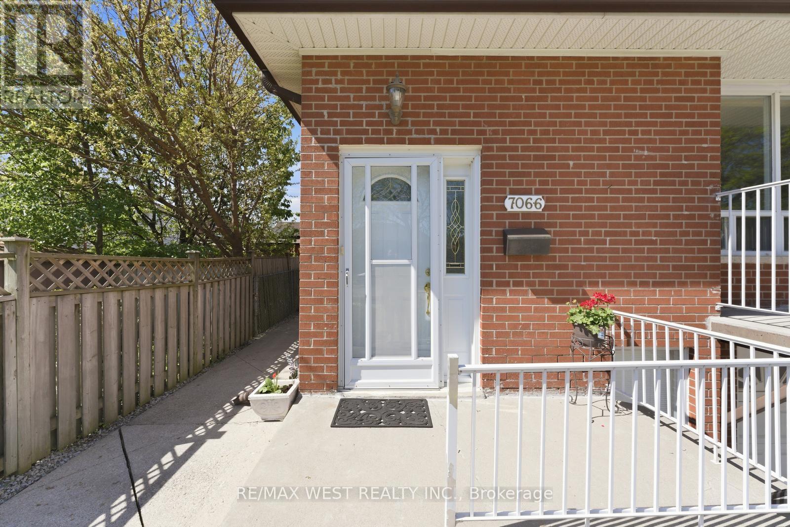 7066 Magic Court, Mississauga, Ontario  L4T 3A1 - Photo 5 - W13210434