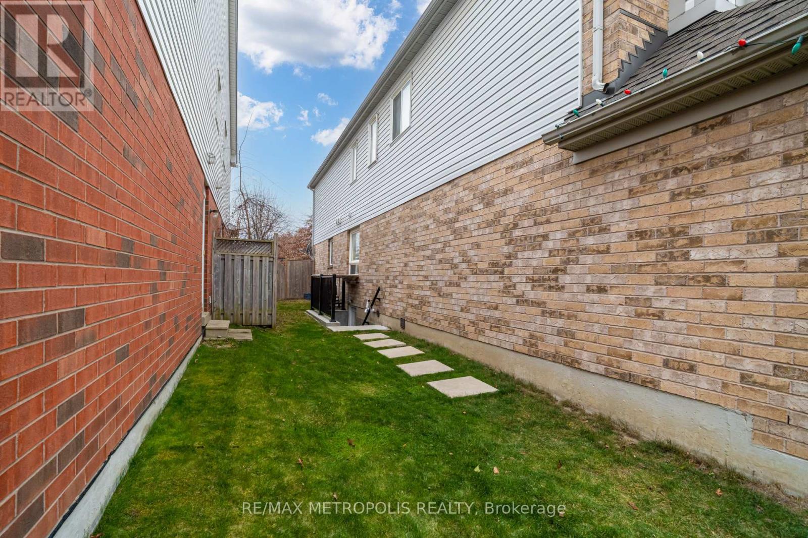 Bsmt - 33 Tweedie Crescent, Whitby, Ontario  L1P 1X4 - Photo 3 - E13210874