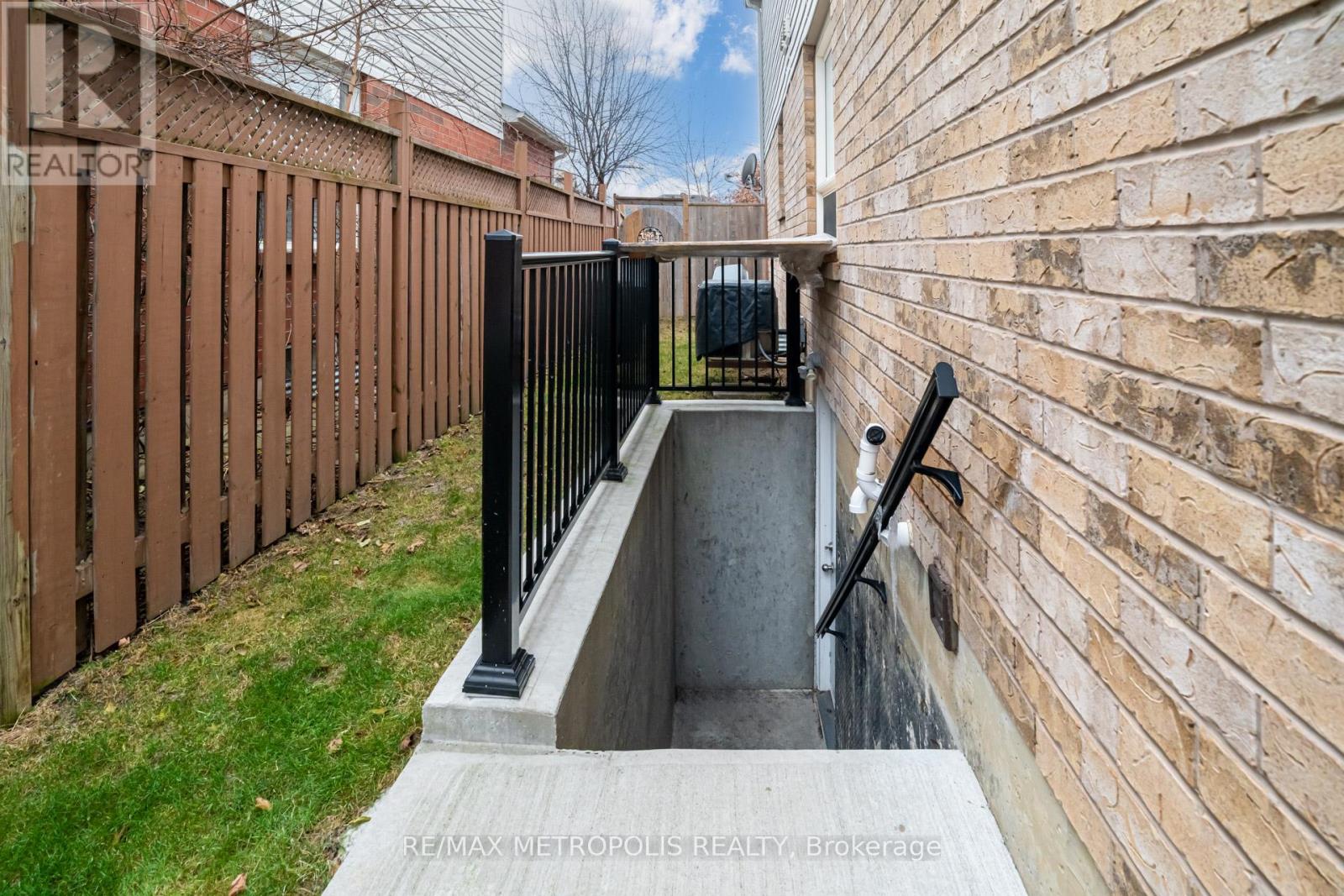 Bsmt - 33 Tweedie Crescent, Whitby, Ontario  L1P 1X4 - Photo 4 - E13210874