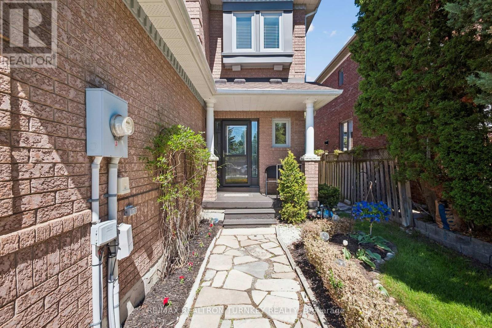 142 Denise Circle, Newmarket, Ontario  L3X 2K1 - Photo 4 - N13210912