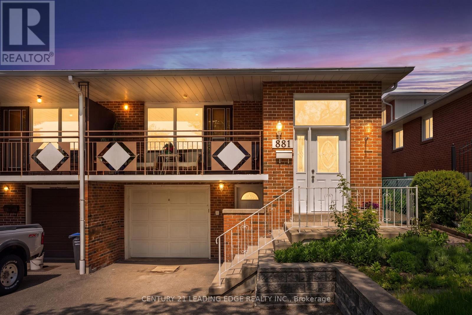 881 Blairholm Avenue, Mississauga, Ontario  L5C 1G5 - Photo 2 - W13210832