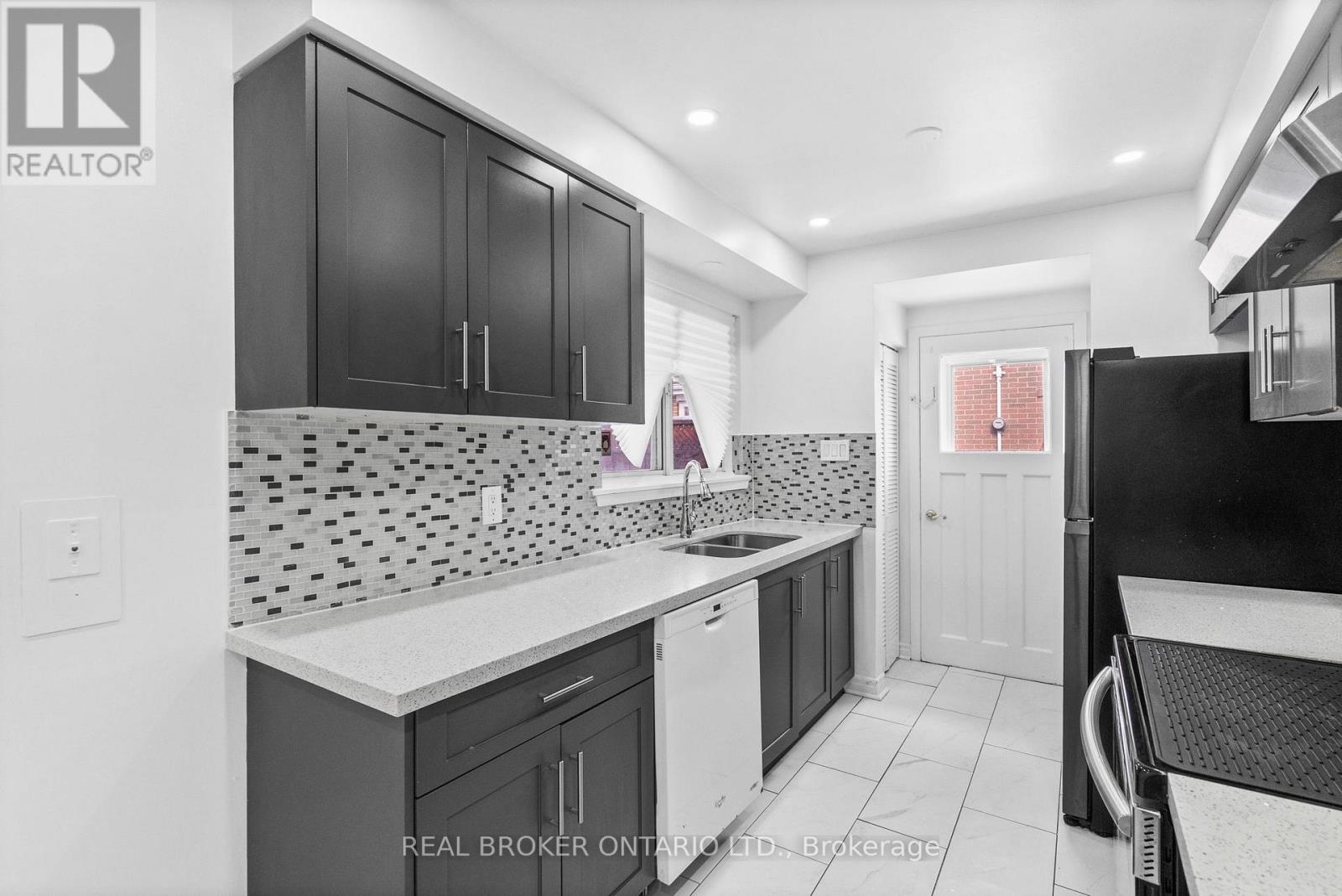 11 Cathcart Crescent, Brampton, Ontario  L6T 2A4 - Photo 4 - W13210856