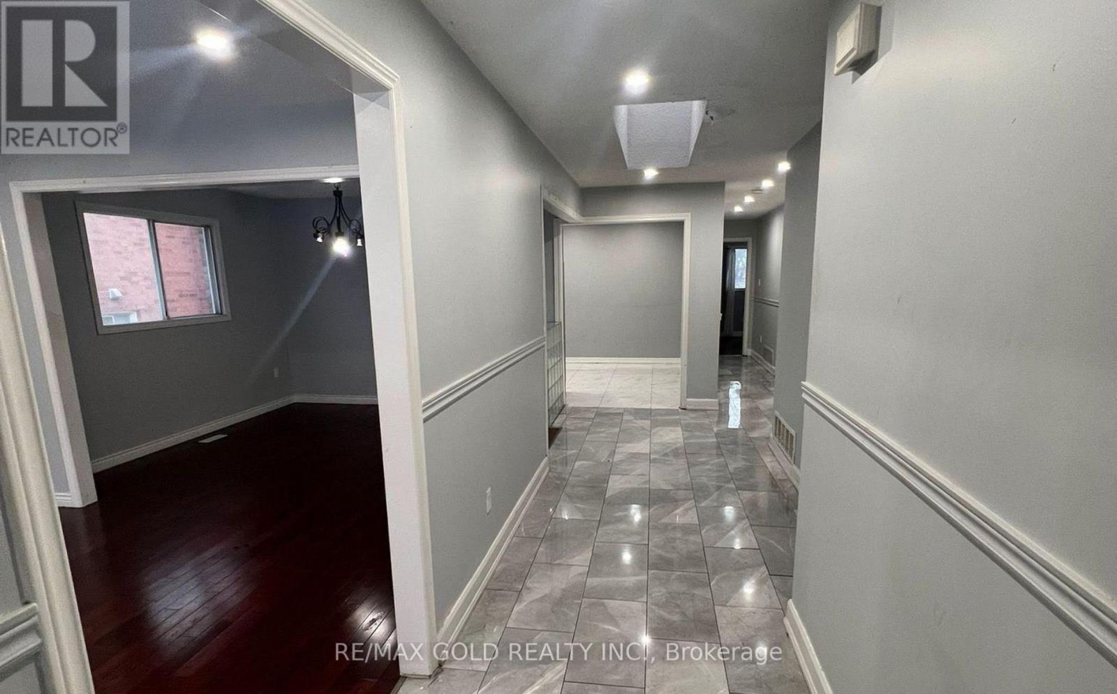 43 Moore Street, Brampton, Ontario  L6X 1V2 - Photo 2 - W13210878