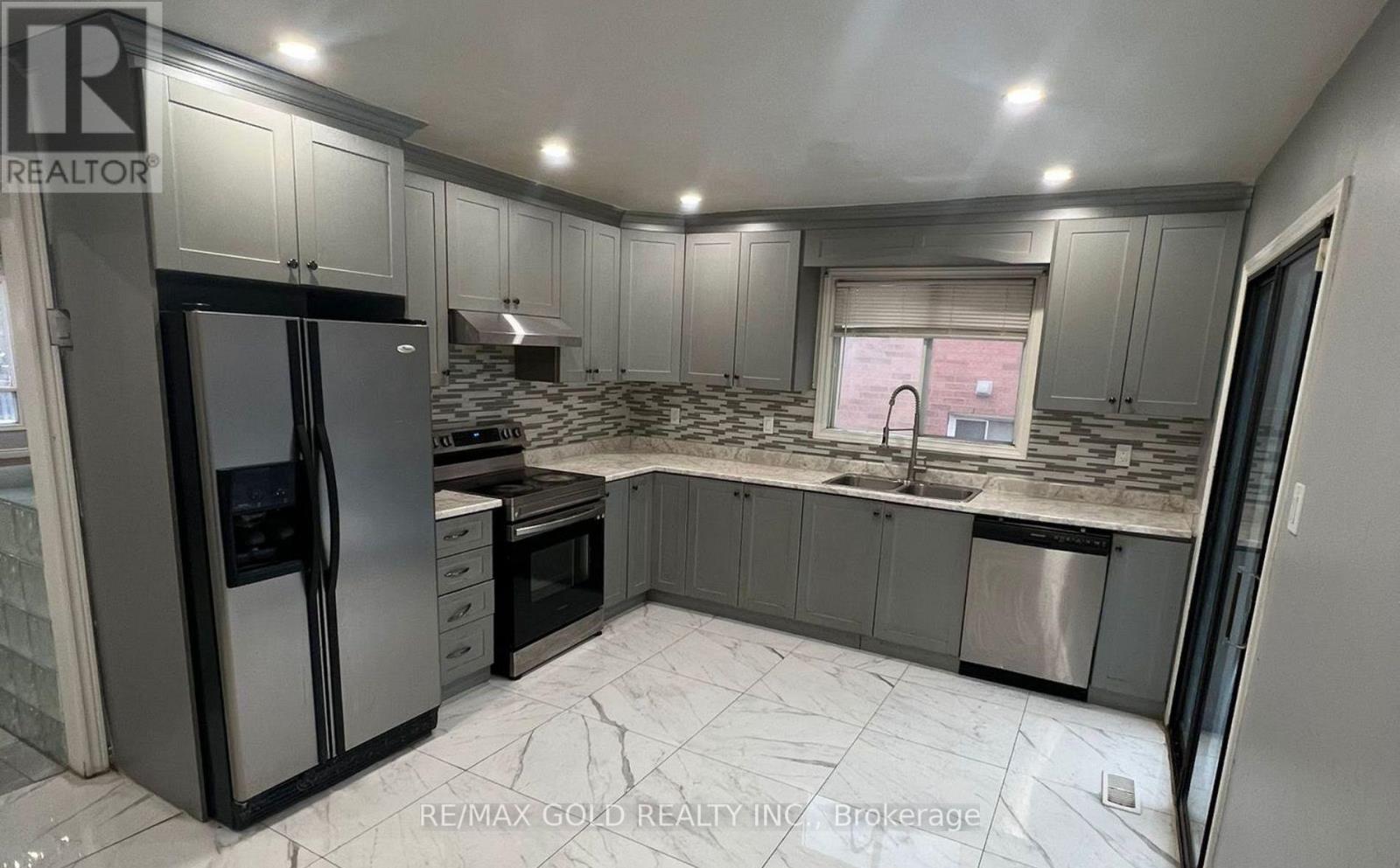 43 Moore Street, Brampton, Ontario  L6X 1V2 - Photo 3 - W13210878