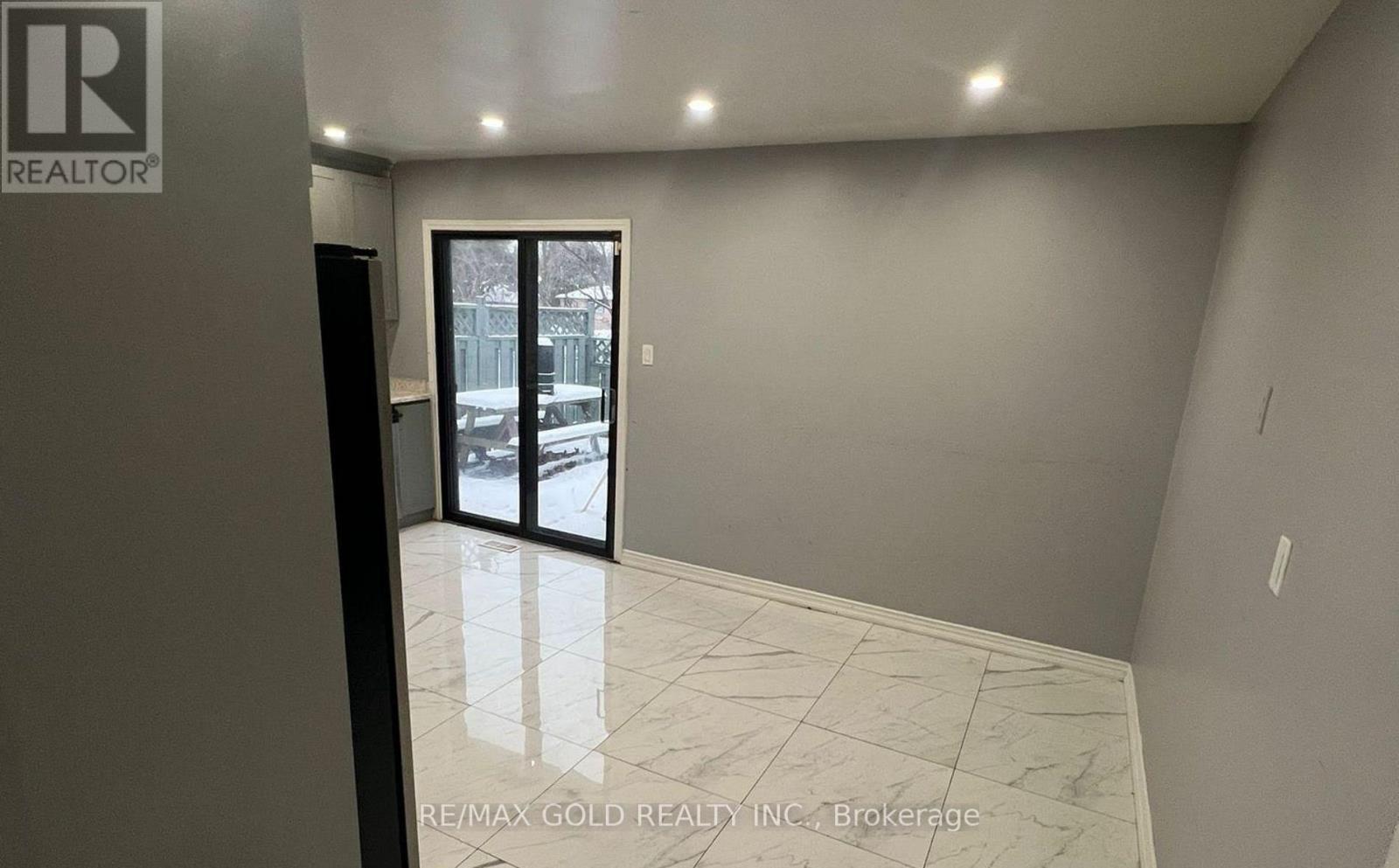43 Moore Street, Brampton, Ontario  L6X 1V2 - Photo 4 - W13210878