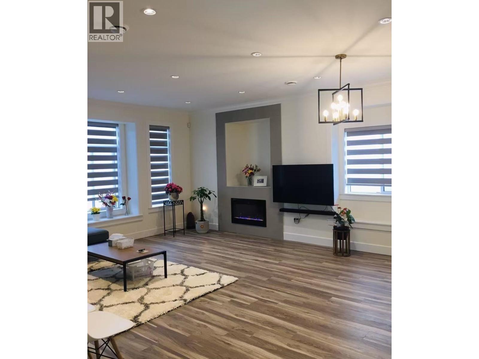 2822 Glen Drive, Coquitlam, British Columbia  V3B 0A4 - Photo 3 - R3129399