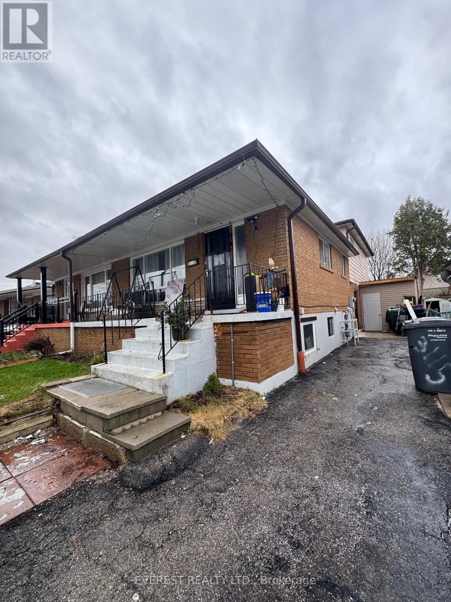 3115 Mallbridge Crescent, Mississauga, Ontario  L4T 2C5 - Photo 2 - W12998794