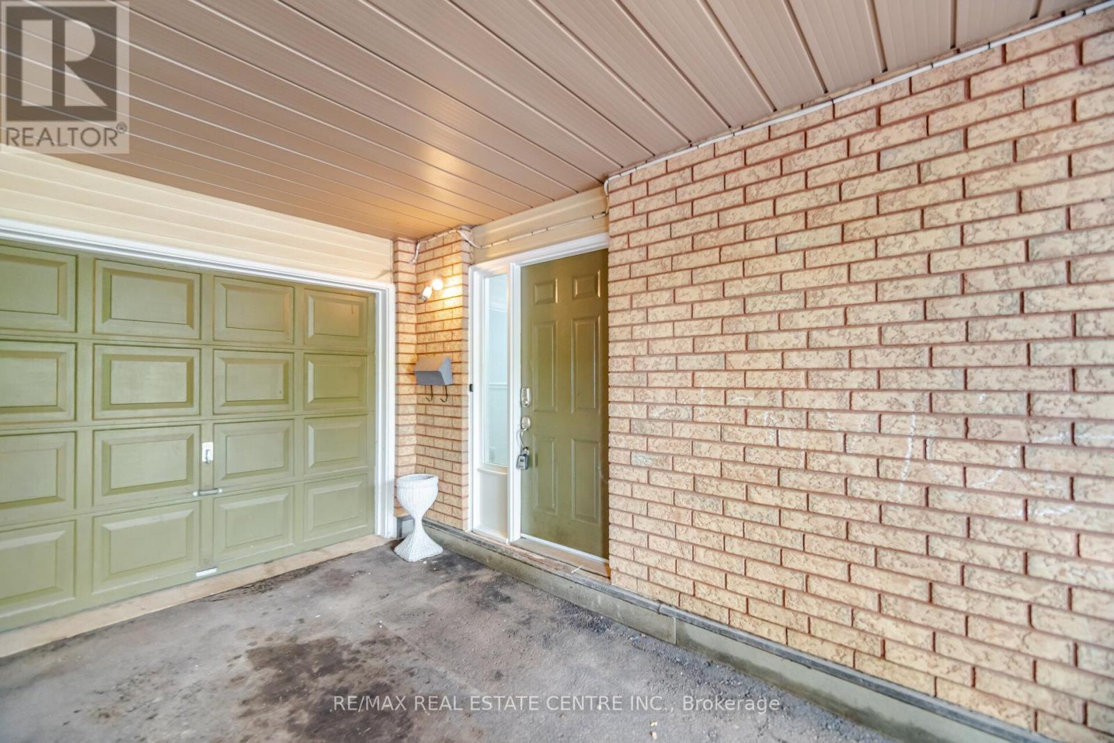 2349 Strawfield Court, Oakville, Ontario  L6H 6C2 - Photo 4 - W13210900