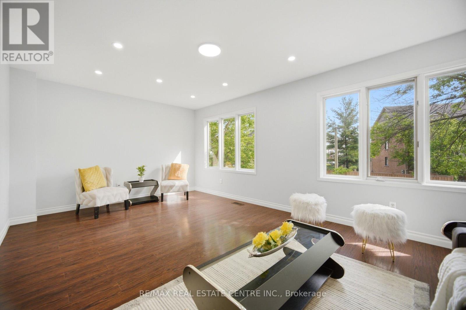 2349 Strawfield Court, Oakville, Ontario  L6H 6C2 - Photo 7 - W13210900