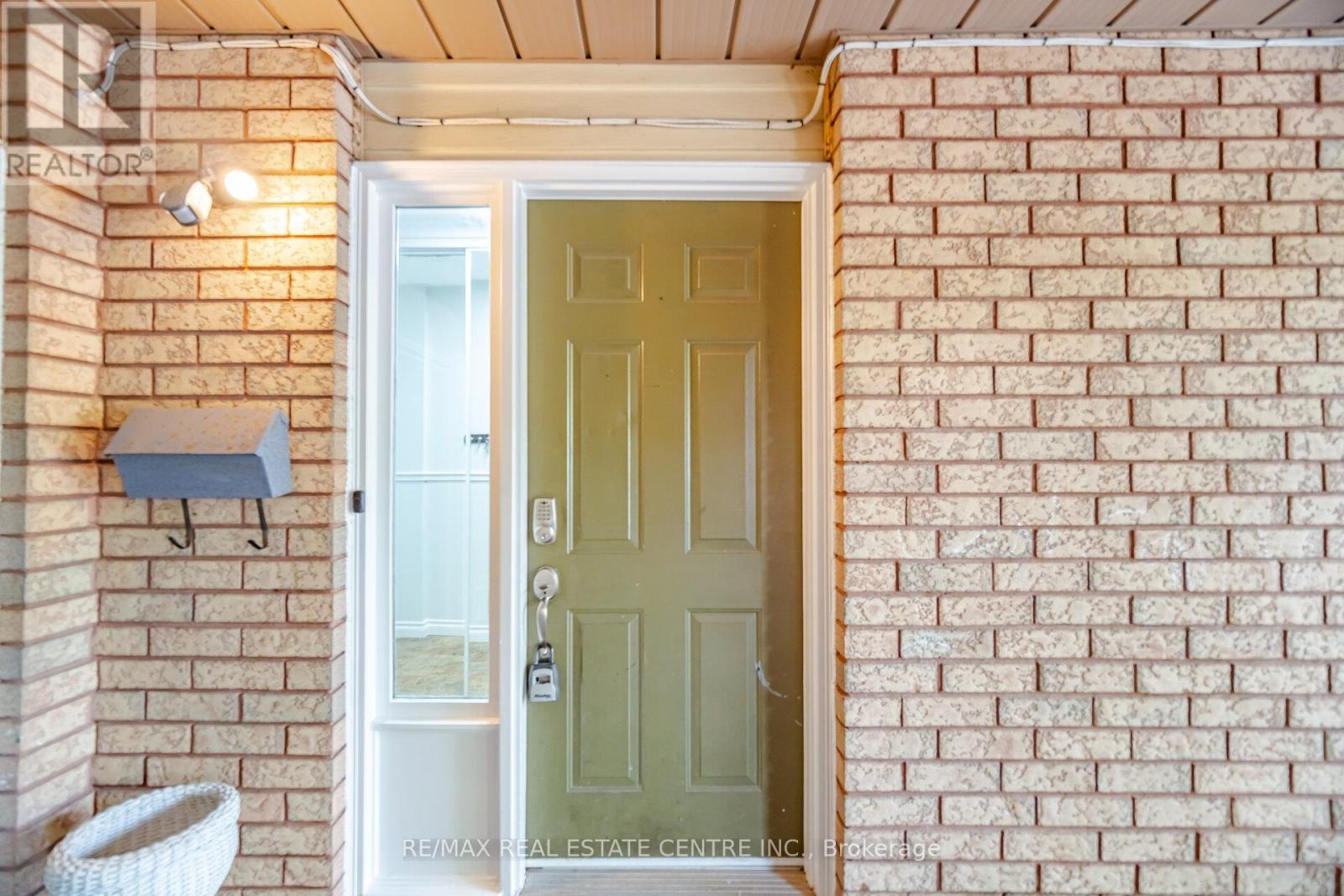 2349 Strawfield Court, Oakville, Ontario  L6H 6C2 - Photo 3 - W13210900