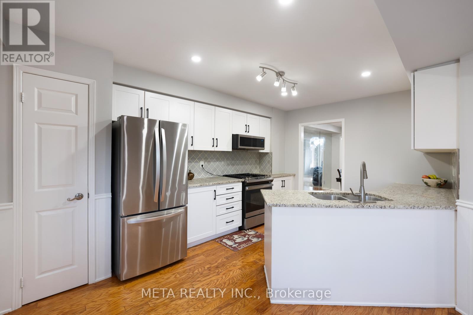 12 Heaver Drive, Whitby, Ontario  L1N 8X2 - Photo 5 - E13211152