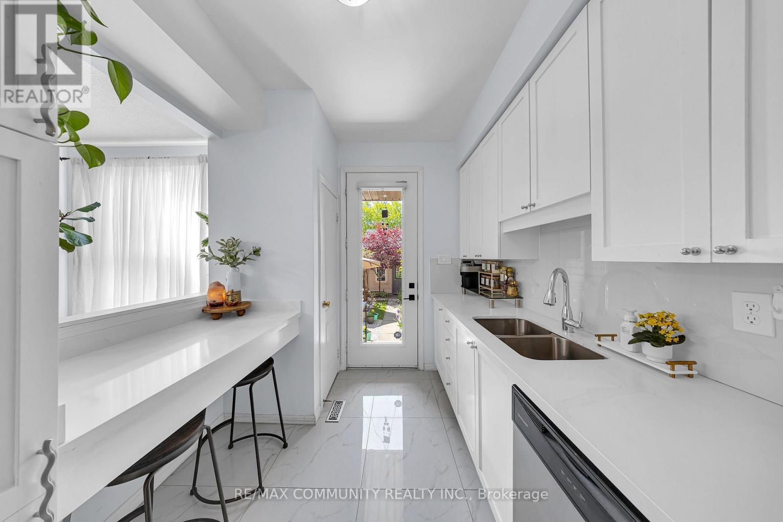 65 White's Hill Avenue, Markham, Ontario  L6B 1C2 - Photo 11 - N13211028