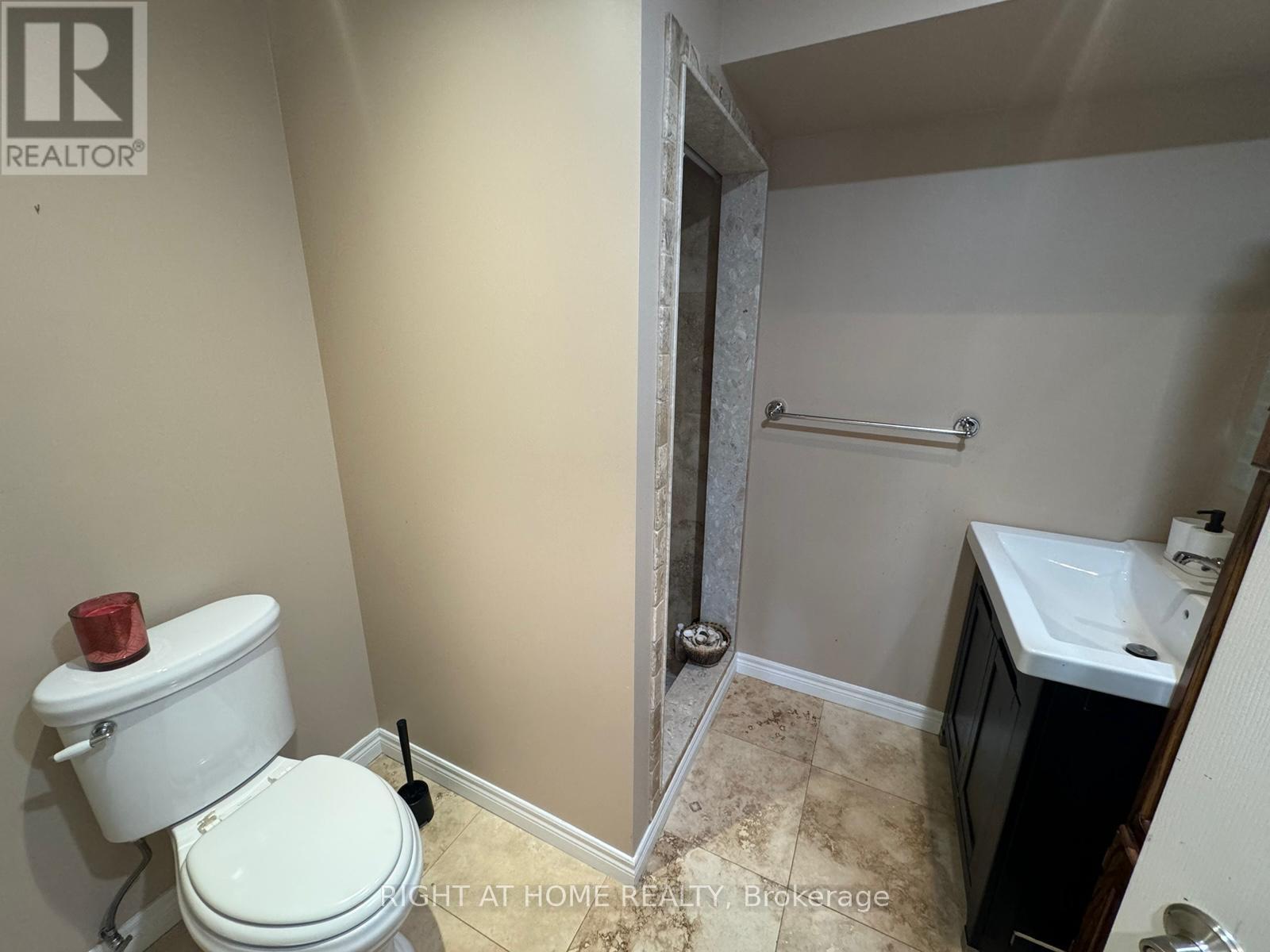 154 Hollandview Trail, Aurora, Ontario  L4G 7J2 - Photo 5 - N13211156