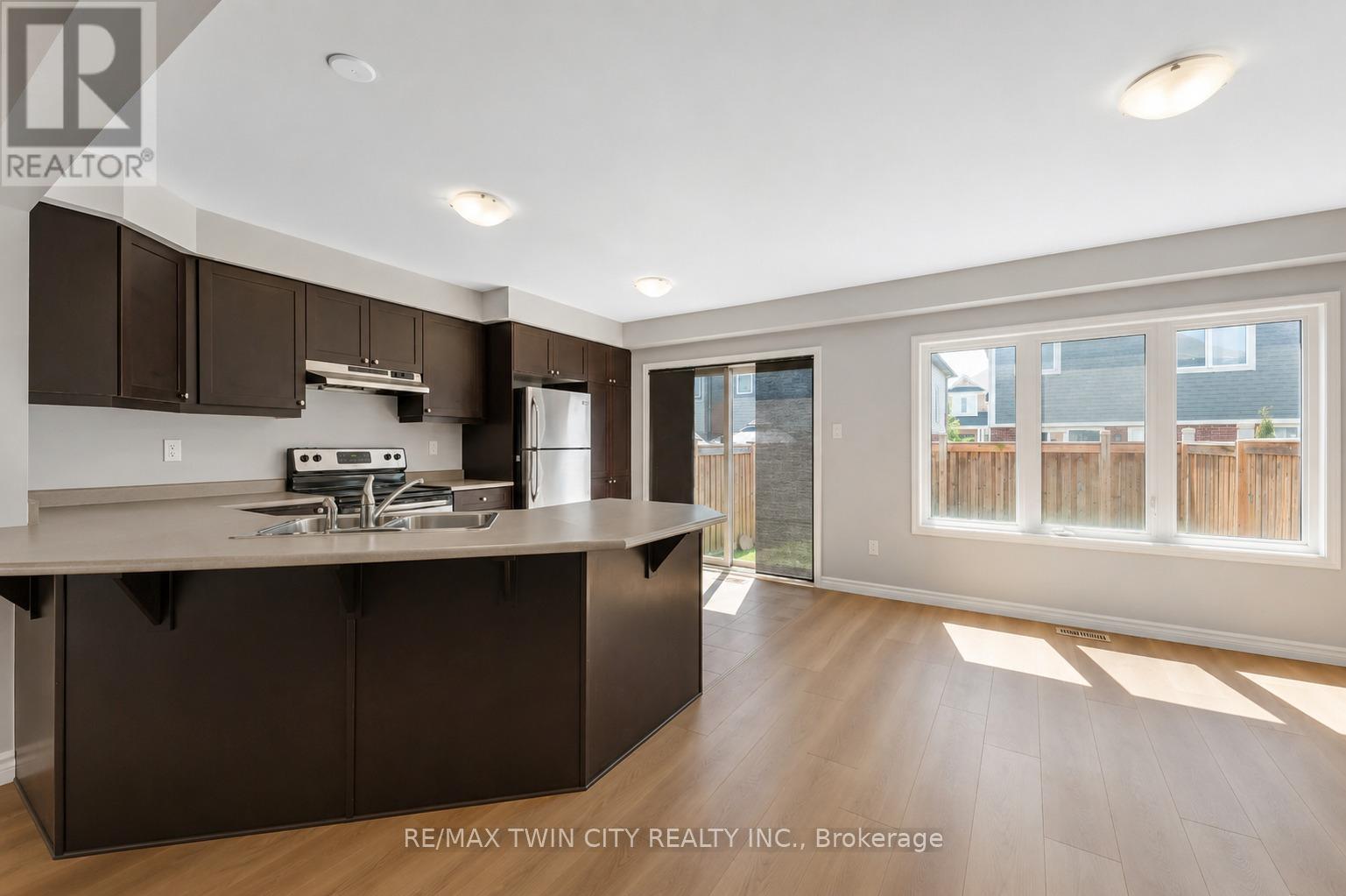 21 Postmaster Drive, Kitchener, Ontario  N2R 0J2 - Photo 6 - X13208680