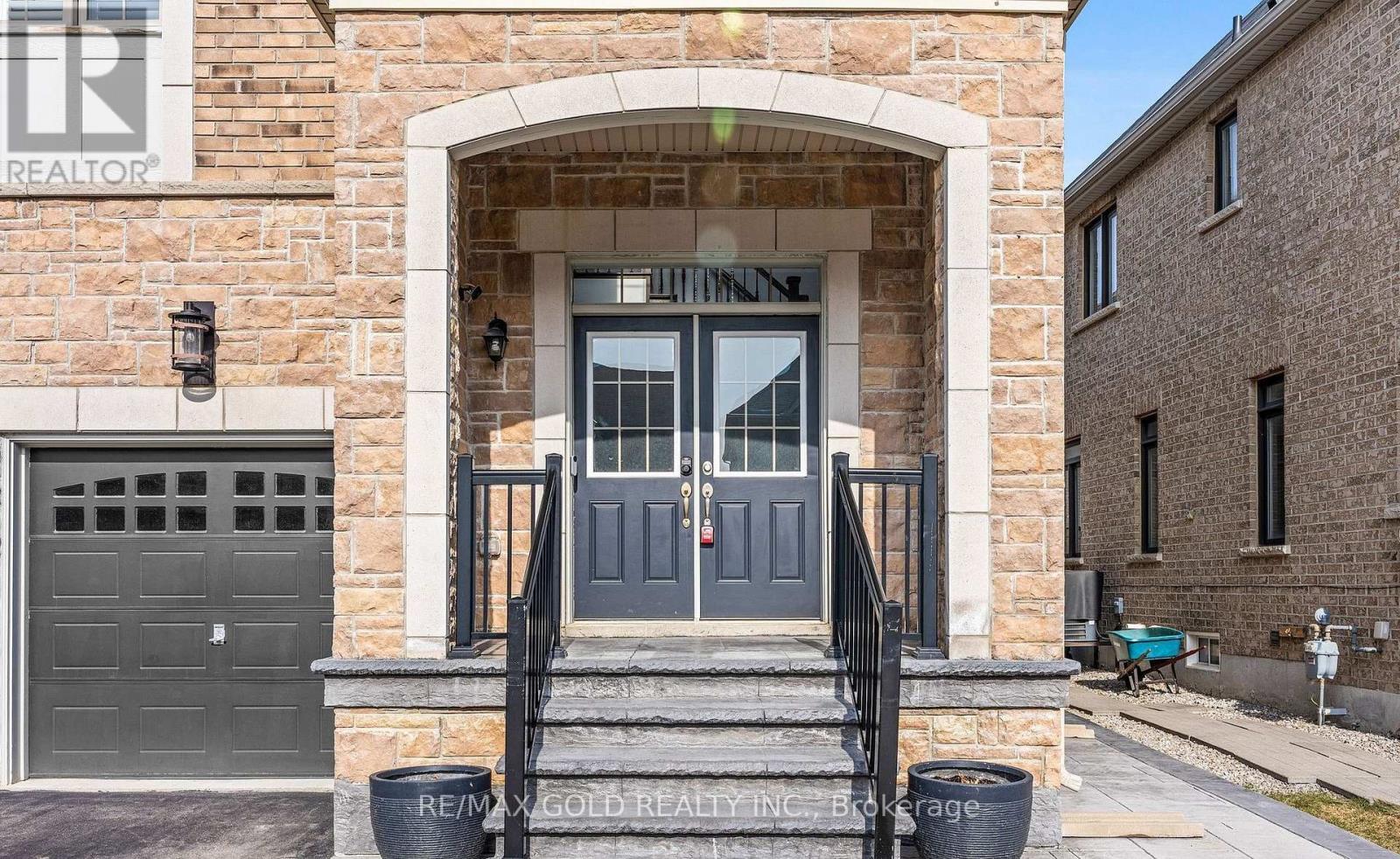 9 Fringetree Road, Brampton, Ontario  L6R 0B6 - Photo 3 - W13211002