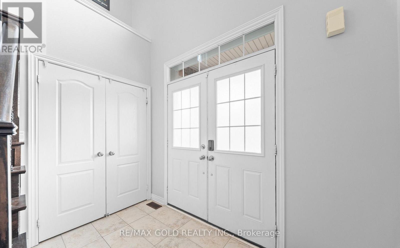 9 Fringetree Road, Brampton, Ontario  L6R 0B6 - Photo 4 - W13211002