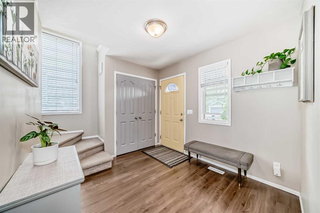 208 Stonegate Crescent Nw, Airdrie, Alberta  T4B 2V3 - Photo 3 - A2314968