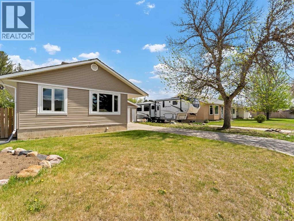 166 Mitchell Crescent NW, Medicine Hat, Alberta  T1A 6V4 - Photo 2 - A2311725