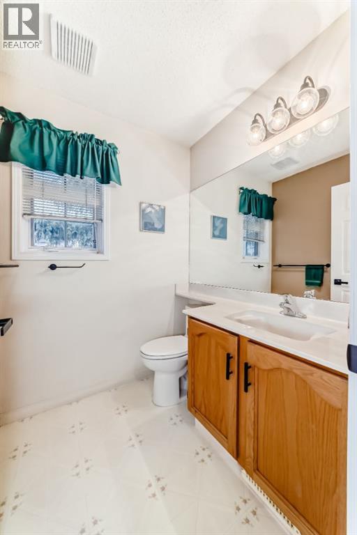 70 Kingsland Villas SW, Calgary, Alberta  T2V 5J9 - Photo 25 - A2312794