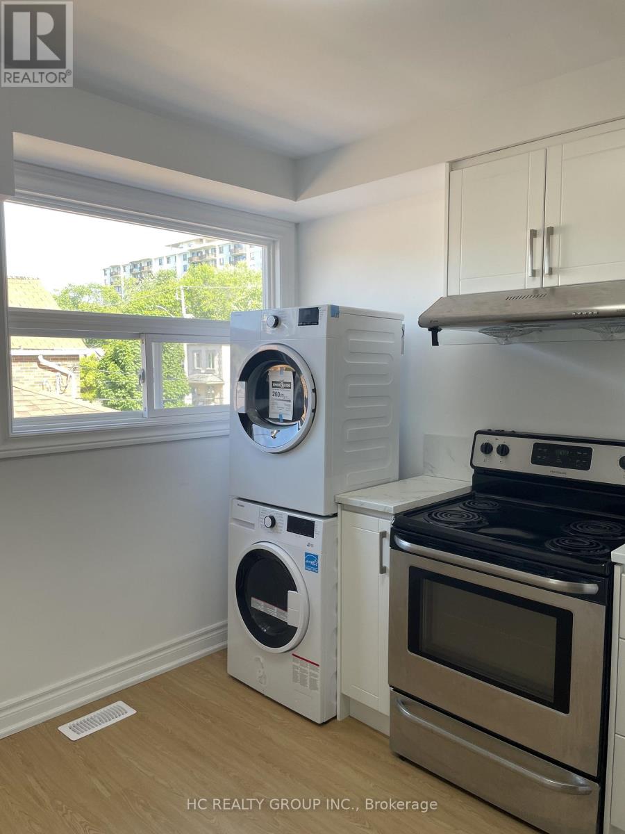 Upper - 48 Torrens Avenue, Toronto, Ontario  M4K 2H8 - Photo 10 - E13211250
