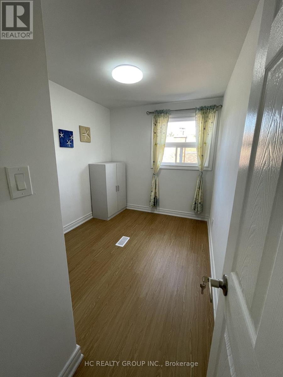 Upper - 48 Torrens Avenue, Toronto, Ontario  M4K 2H8 - Photo 7 - E13211250