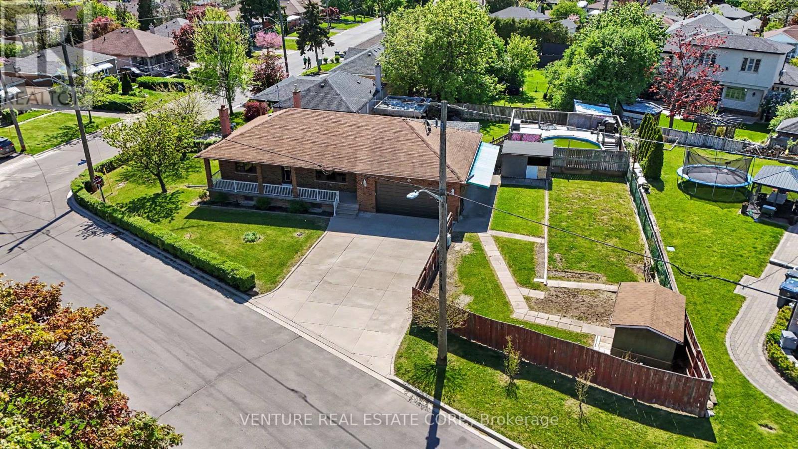 2 REDFERN AVENUE, Toronto, Ontario