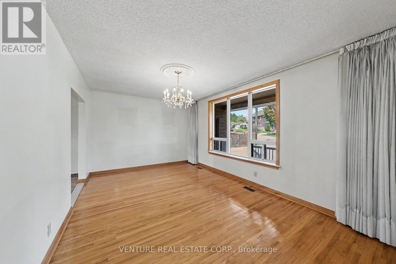 2 Redfern Avenue, Toronto, Ontario  M3M 1L3 - Photo 10 - W13211314