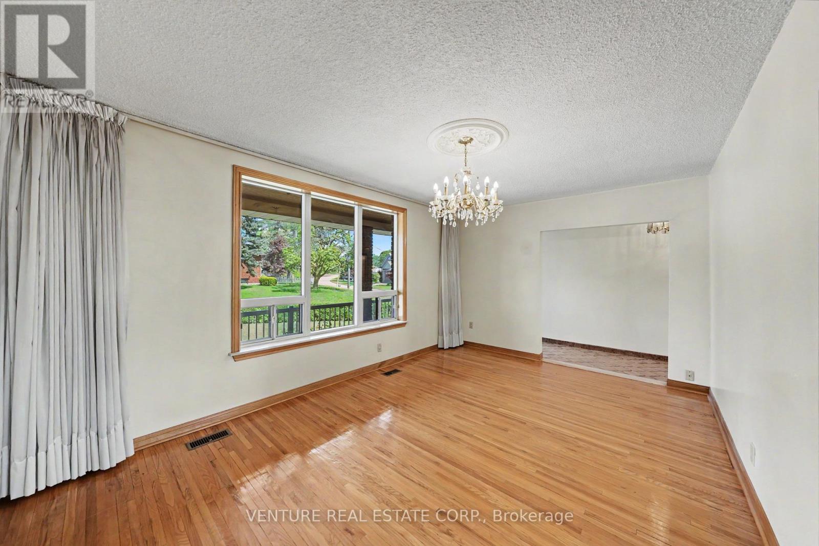2 Redfern Avenue, Toronto, Ontario  M3M 1L3 - Photo 12 - W13211314