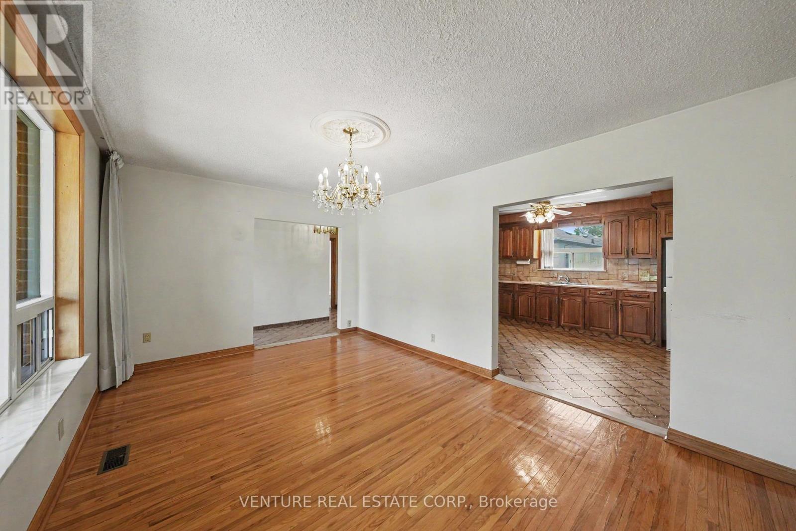 2 Redfern Avenue, Toronto, Ontario  M3M 1L3 - Photo 13 - W13211314