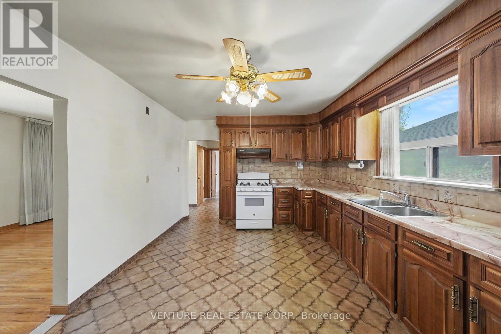 2 Redfern Avenue, Toronto, Ontario  M3M 1L3 - Photo 14 - W13211314