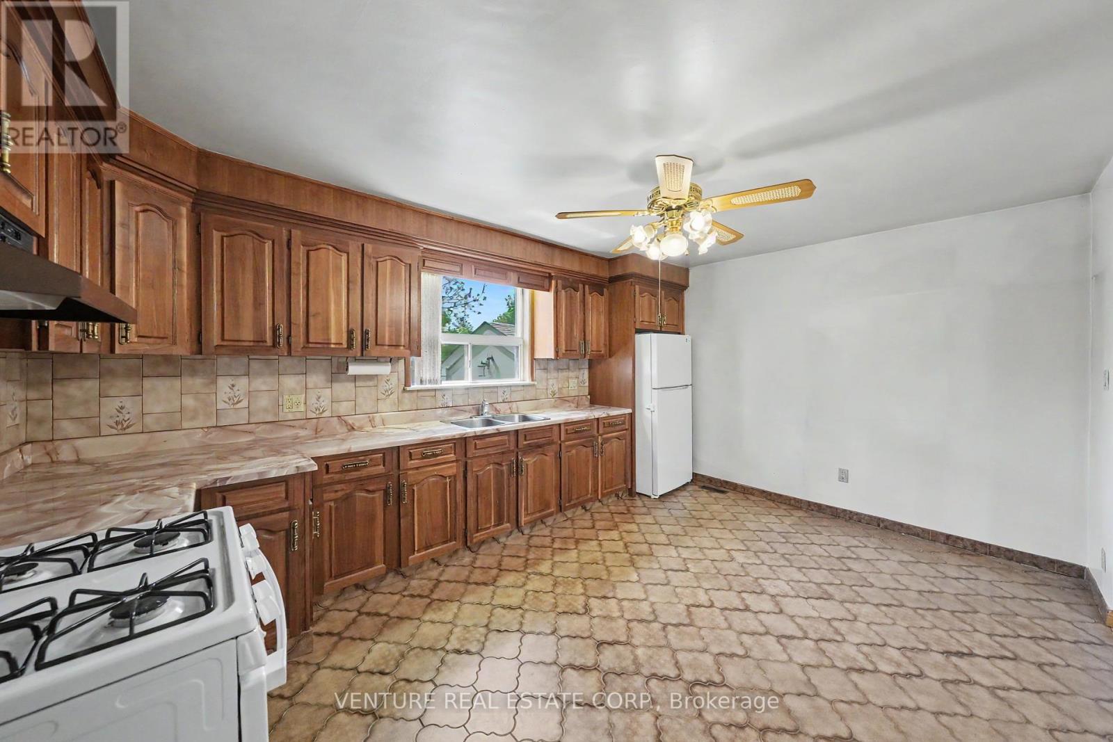 2 Redfern Avenue, Toronto, Ontario  M3M 1L3 - Photo 15 - W13211314