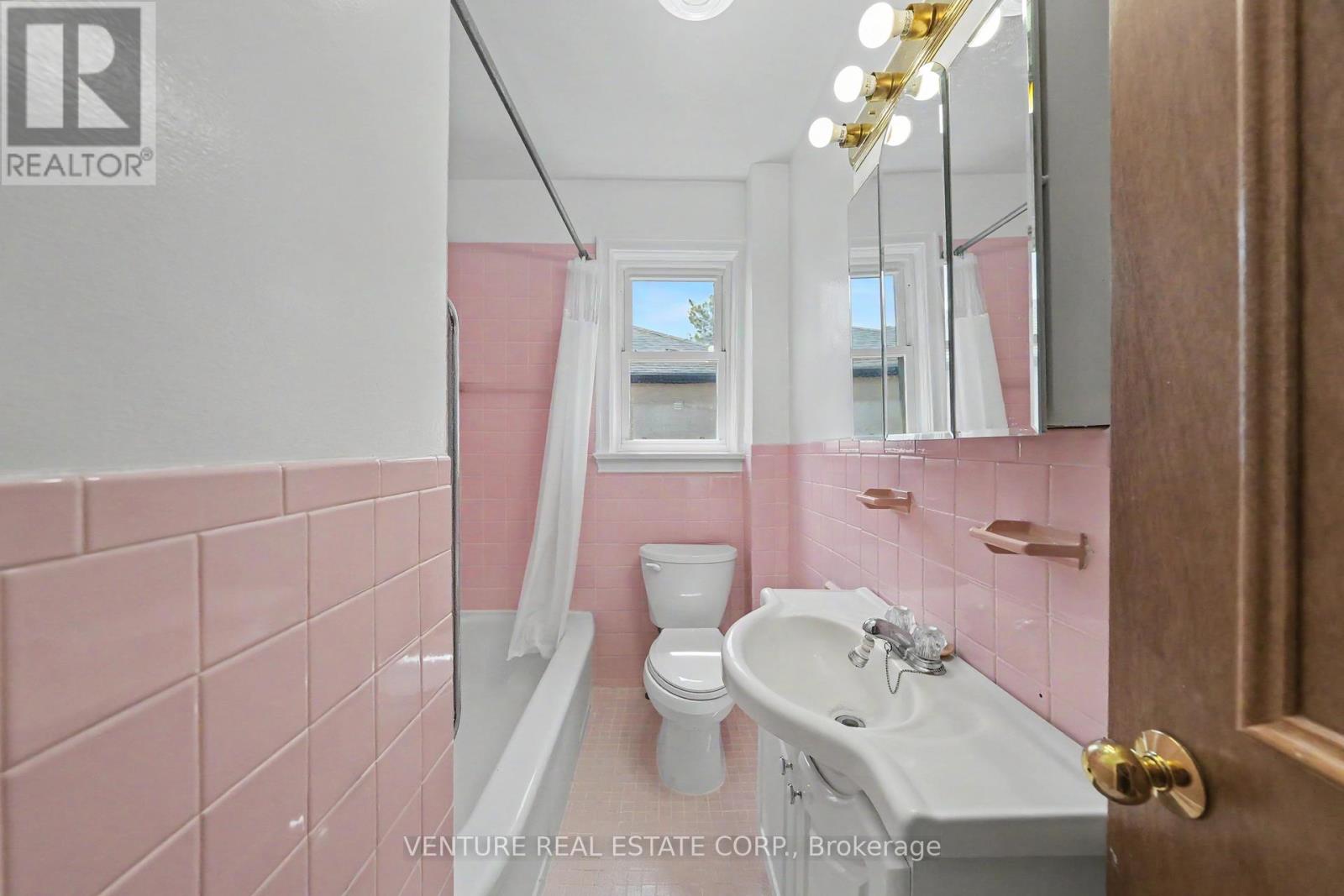 2 Redfern Avenue, Toronto, Ontario  M3M 1L3 - Photo 16 - W13211314