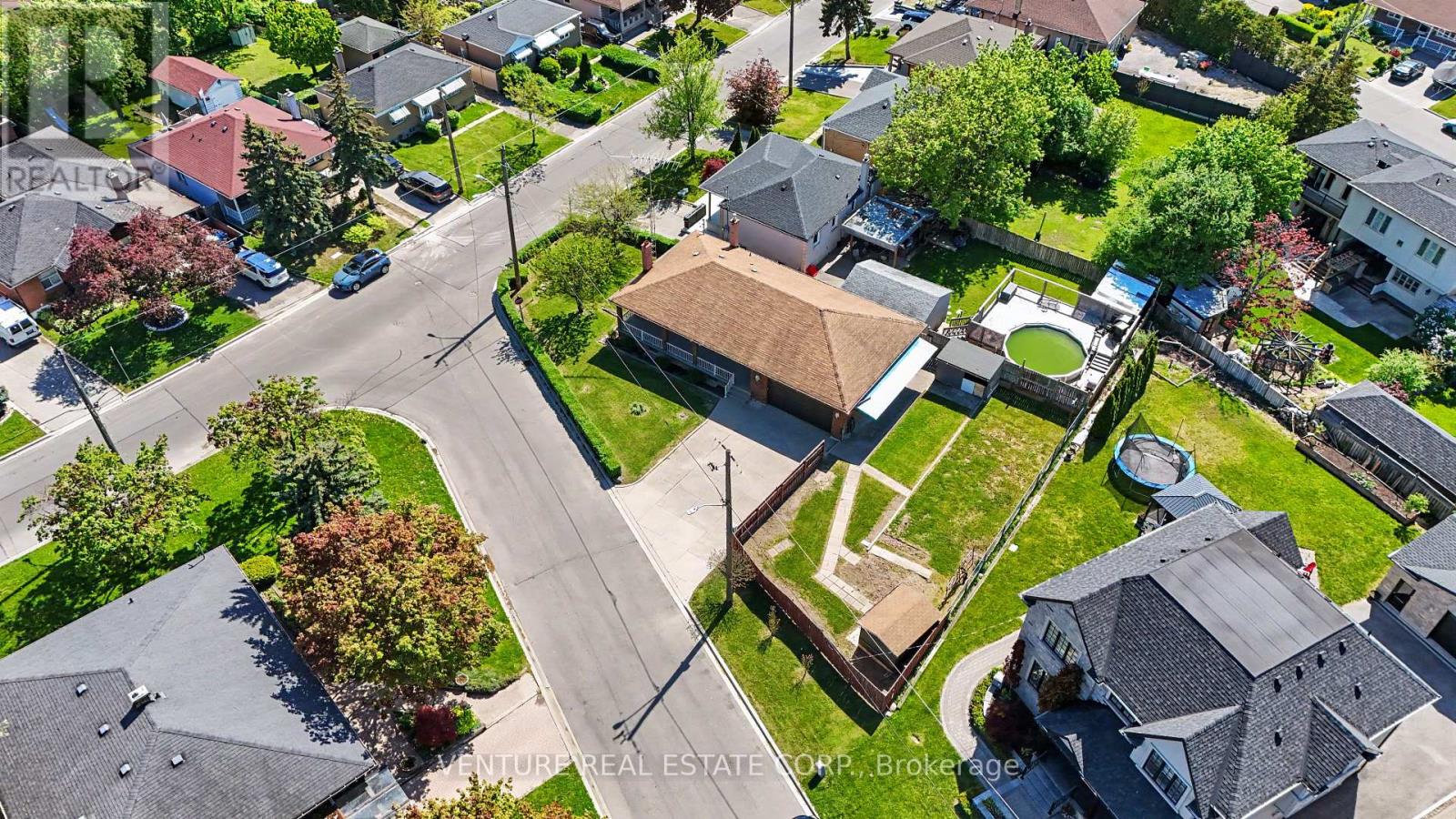 2 Redfern Avenue, Toronto, Ontario  M3M 1L3 - Photo 2 - W13211314