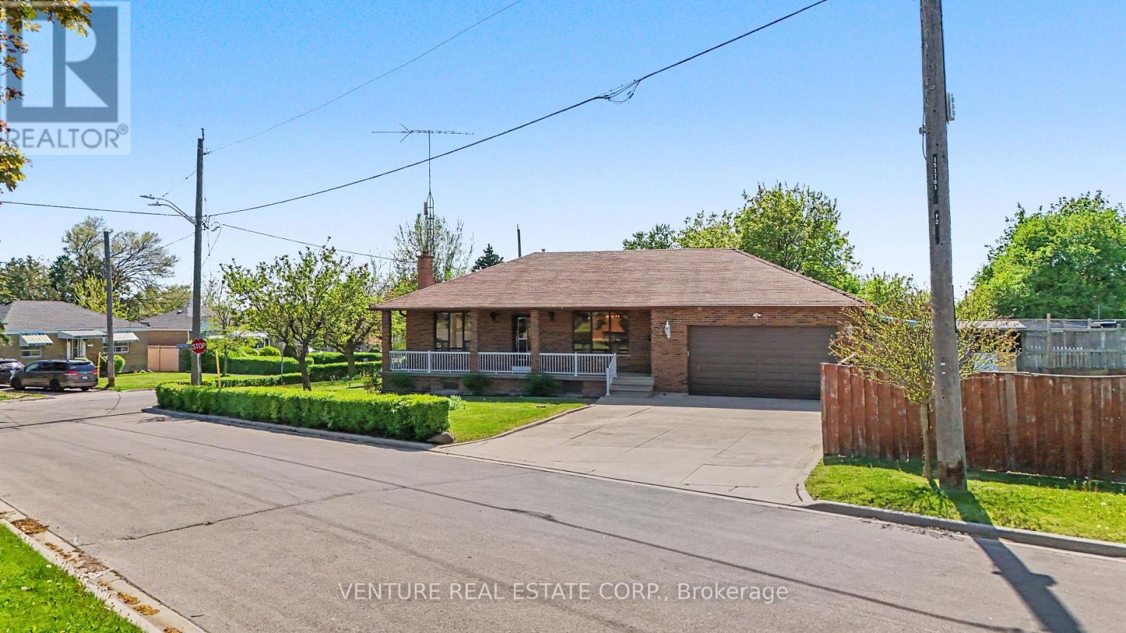2 Redfern Avenue, Toronto, Ontario  M3M 1L3 - Photo 3 - W13211314