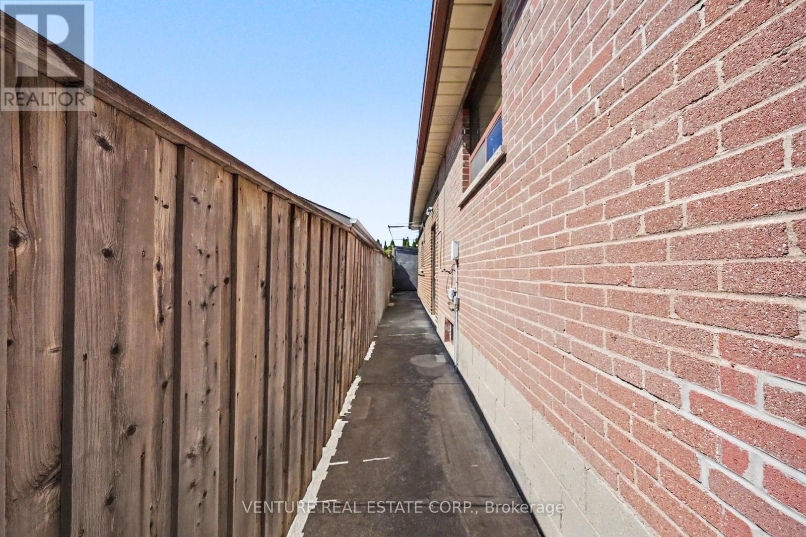 2 Redfern Avenue, Toronto, Ontario  M3M 1L3 - Photo 31 - W13211314
