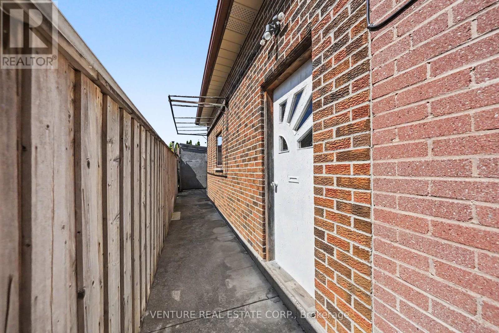 2 Redfern Avenue, Toronto, Ontario  M3M 1L3 - Photo 32 - W13211314